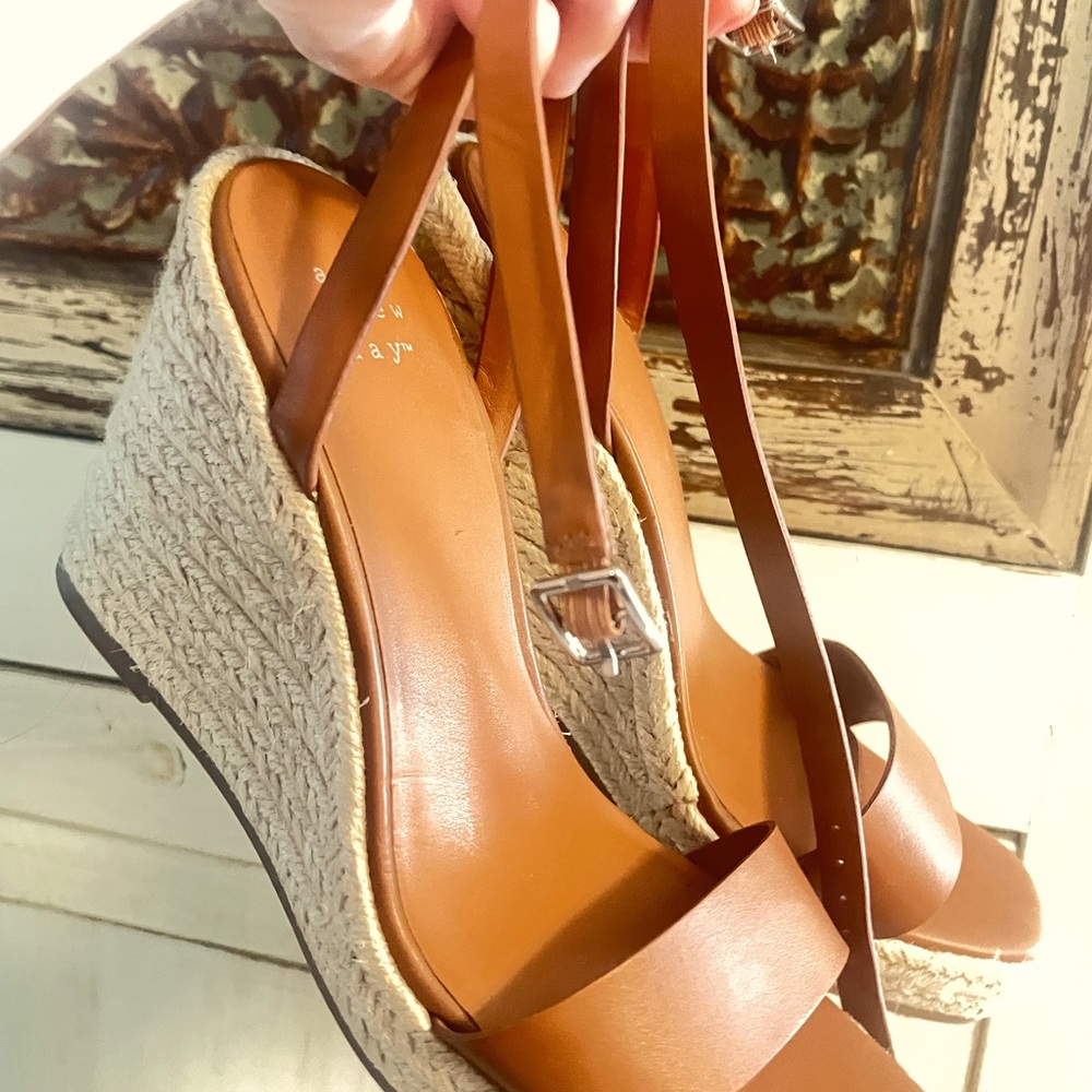 Size 7 1/2 wedge shoes 
Never worn